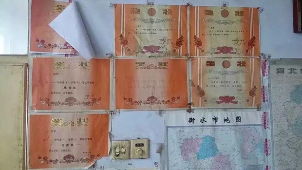 Căn nhà dột nát không có tài sản gì quý giá ngoài những tấm giấy khen dán đầy tường của Vương Tâm Nghi