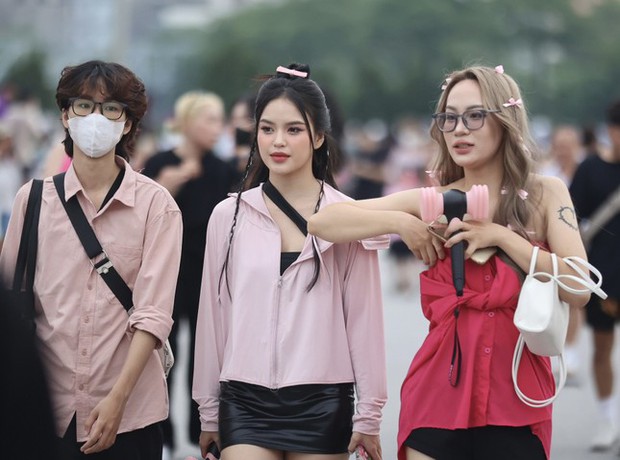 Bạn trẻ diện thời trang hồng - đen tại concert của BlackPink ngày 29 - 30/7 ở sân vận động Quốc gia Mỹ Đình. Ảnh: Trọng Tài
