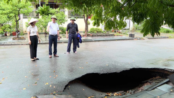 'Hố tử thần' xuất hiện sau mưa lớn, Quảng Ninh khẩn cấp di dời dân 'Hố tử thần' xuất hiện sau mưa lớn, Quảng Ninh khẩn cấp di dời dân