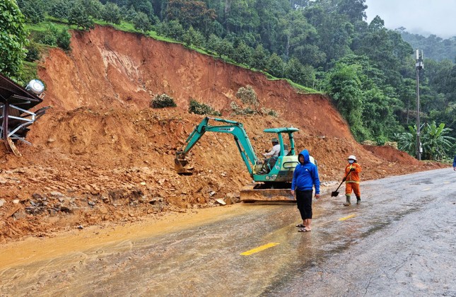 Thông xe trên đèo Bảo Lộc sau 2 ngày gián đoạn do sạt lở kinh hoàng - 1 Thông xe trên đèo Bảo Lộc sau 2 ngày gián đoạn do sạt lở kinh hoàng - 1