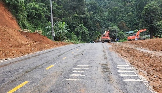 Thông xe trên đèo Bảo Lộc sau 2 ngày gián đoạn do sạt lở kinh hoàng - 2 Thông xe trên đèo Bảo Lộc sau 2 ngày gián đoạn do sạt lở kinh hoàng - 2