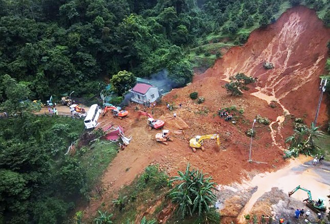 Thông xe trên đèo Bảo Lộc sau 2 ngày gián đoạn do sạt lở kinh hoàng - 4 Thông xe trên đèo Bảo Lộc sau 2 ngày gián đoạn do sạt lở kinh hoàng - 4