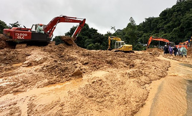 Thông xe trên đèo Bảo Lộc sau 2 ngày gián đoạn do sạt lở kinh hoàng Thông xe trên đèo Bảo Lộc sau 2 ngày gián đoạn do sạt lở kinh hoàng