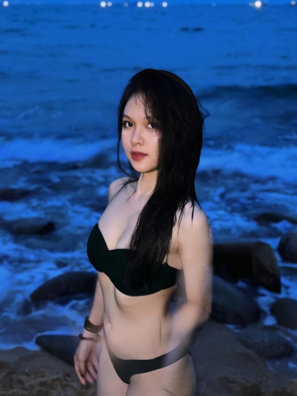 Quế Linh vốn được biết đến là hot girl sở hữu ngoại hình nổi bật, gương mặt xinh và body nóng bỏng.