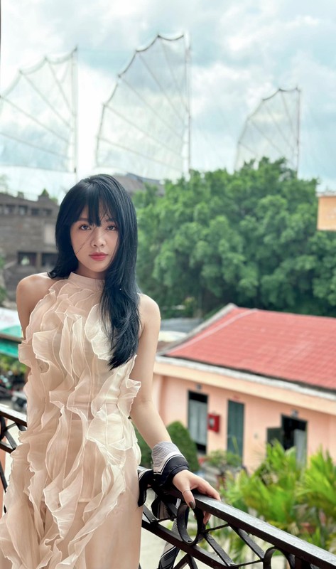 Điểm cuốn hút ở hot girl Hà thành không chỉ là sắc vóc quyến rũ mà còn là thần thái ngút ngàn.