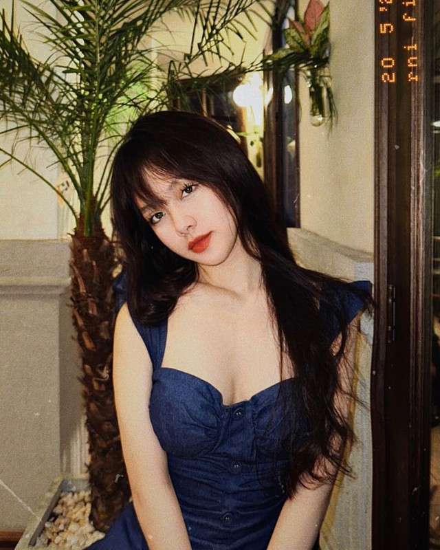 Quế Linh (sinh năm 2000) được biết đến khi công khai hẹn hò với tiền đạo CLB Viettel và đội tuyển Việt Nam là Nhâm Mạnh Dũng. Tuy hiện tại cặp đôi đã 