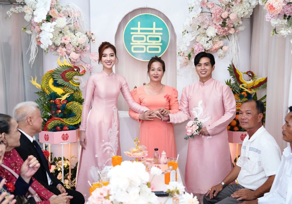 Sính lễ hỏi cưới của nhà trai gồm trà rượu, bánh ngọt, bánh kem, trầu cau, nhẫn, vàng, vòng, tiền… Người thân gửi lời chúc cặp đôi trăm năm hạnh phúc và sớm sinh con đầu lòng. 