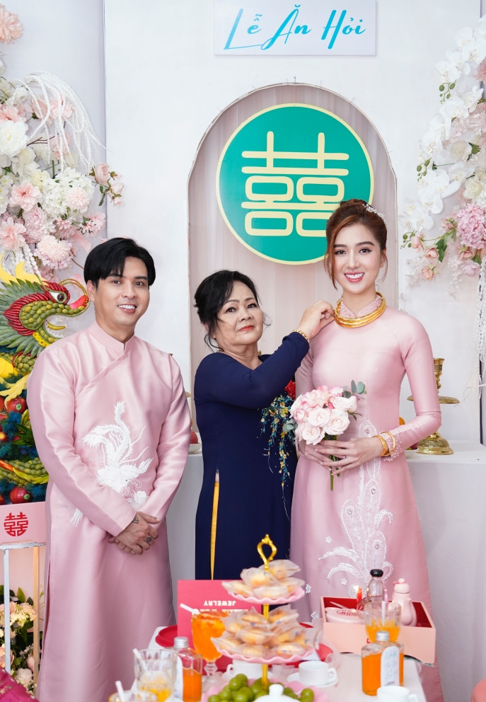 Mẹ Hồ Quang Hiếu trao trang sức cho con dâu. Nam ca sĩ tiết lộ mẹ mình rơi nước mắt khi thấy con trai cuối cùng đã yên bề gia thất. 
