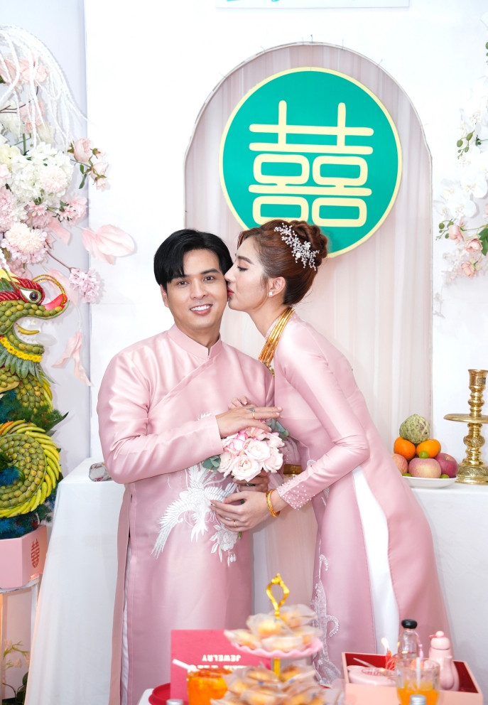 Tuệ Như xúc động, ôm chầm lấy chồng. Cô trao cho nam ca sĩ nụ hôn ngọt ngào trước sự chứng kiến của gia đình hai bên. 