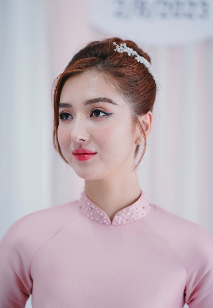 Bà xã Hồ Quang Hiếu trẻ trung trong ngày vui. Tuệ Như sẽ dành thời gian ổn định cuộc sống gia đình trước khi trở lại hoạt động nghệ thuật vào cuối năm. 