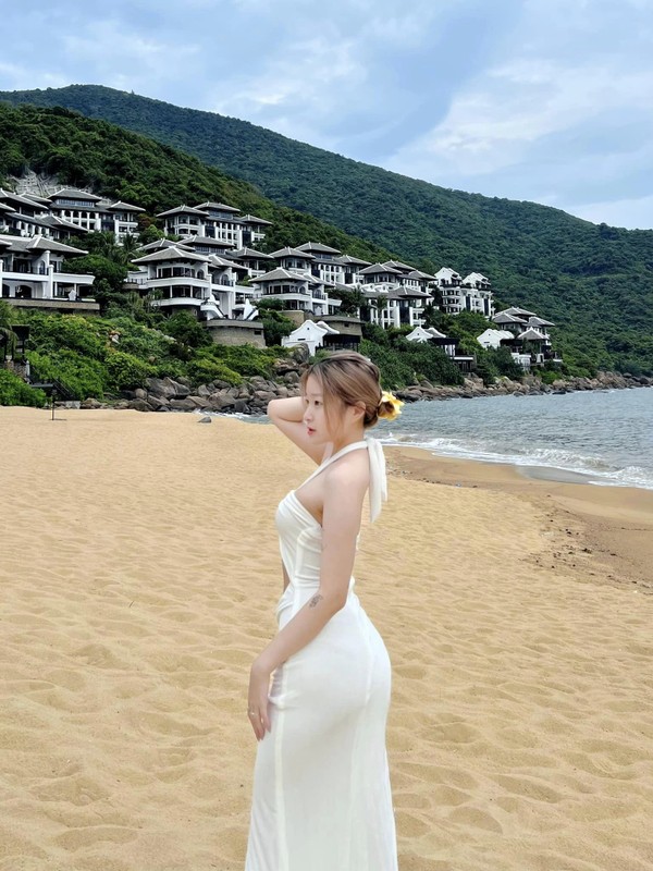 Mỗi lần đi du lịch, Chao không ngần ngại khoe dáng với váy bó sát, hay binini gợi cảm.