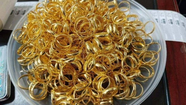 Người giữ vàng nhẫn lãi to Người giữ vàng nhẫn lãi to