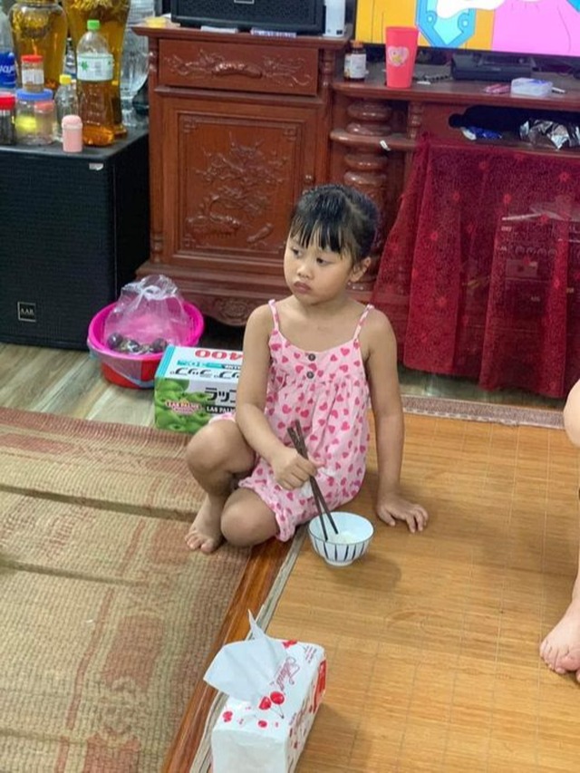 Bé gái xinh xắn bị bỏ rơi trong đêm tối ở Hà Nội Bé gái xinh xắn bị bỏ rơi trong đêm tối ở Hà Nội