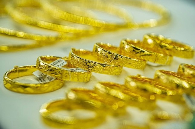 Giá vàng nhẫn tăng cao chưa từng có, người dân lãi hơn gửi tiền ngân hàng Giá vàng nhẫn tăng cao chưa từng có, người dân lãi hơn gửi tiền ngân hàng
