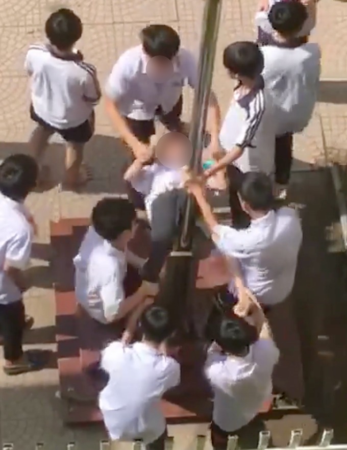 Phẫn nộ nam sinh ở Hà Nội bị nhóm bạn dập vùng kín vào cột Phẫn nộ nam sinh ở Hà Nội bị nhóm bạn dập vùng kín vào cột