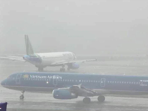 Nhiều máy bay chuyển hướng hạ cánh do Nội Bài sương mù bủa vây Nhiều máy bay chuyển hướng hạ cánh do Nội Bài sương mù bủa vây