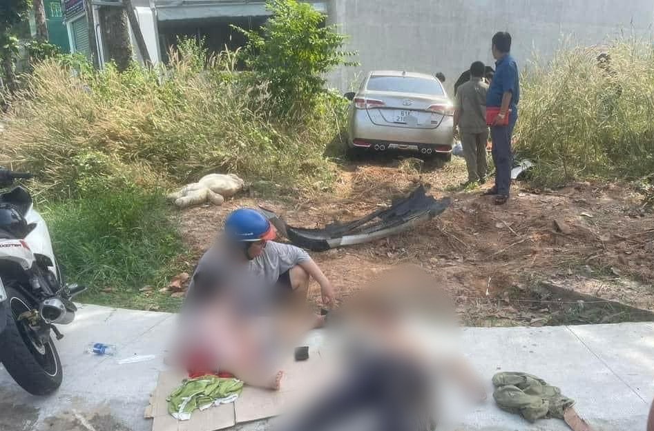 2 xe máy văng vào lề đường sau va chạm kinh hoàng với ô tô, 3 người bị thương 2 xe máy văng vào lề đường sau va chạm kinh hoàng với ô tô, 3 người bị thương