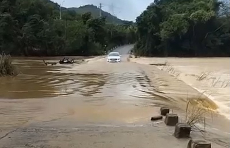 Trục vớt ôtô Mercedes bị nước cuốn trôi dưới sông hơn 1km Trục vớt ôtô Mercedes bị nước cuốn trôi dưới sông hơn 1km