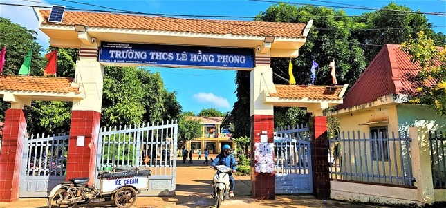 Yêu cầu báo cáo vụ học sinh bị thầy giáo đánh: Chẳng may khua tay hay dùng roi quất? Yêu cầu báo cáo vụ học sinh bị thầy giáo đánh: Chẳng may khua tay hay dùng roi quất?