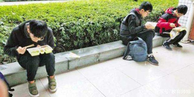 Sinh viên ngồi ăn trực tiếp bên đường