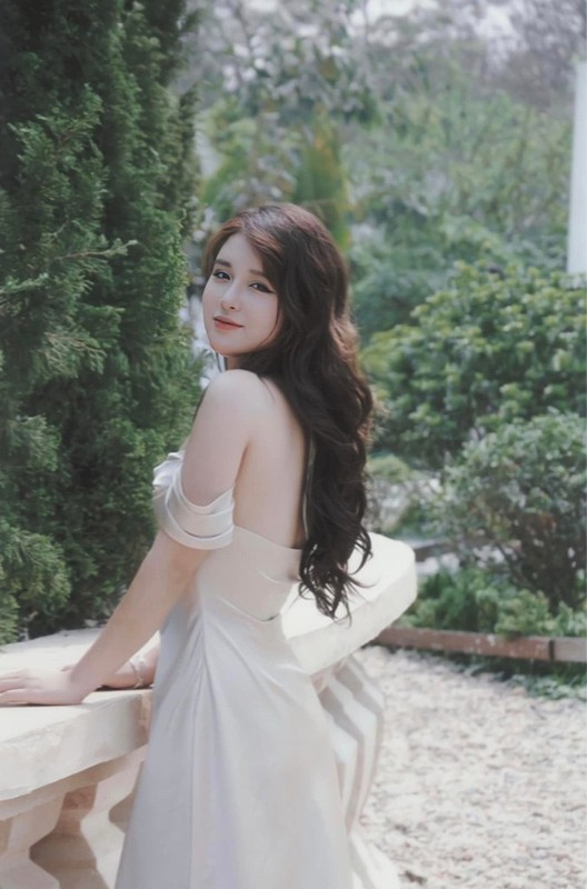 Thanh Nga được yêu mến bởi ngoại hình xinh xắn, dễ thương cùng phong cách dạy học dễ hiểu, lôi cuốn.