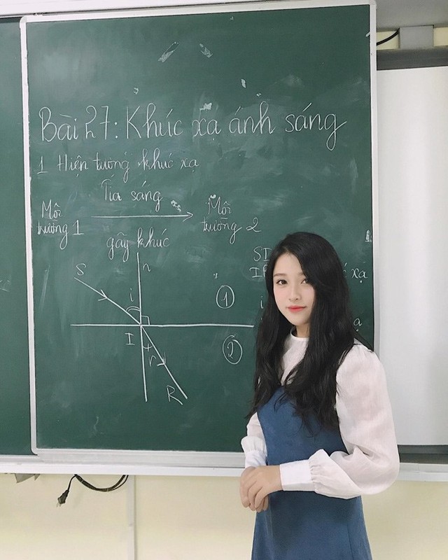 Trần Thanh Nga (sinh năm 1998) từng tốt nghiệp loại giỏi ngành Sư phạm Vật lý, trường Đại học Giáo dục - Đại học Quốc gia Hà Nội. Năm 2021, cô nàng nổi lên với danh xưng 