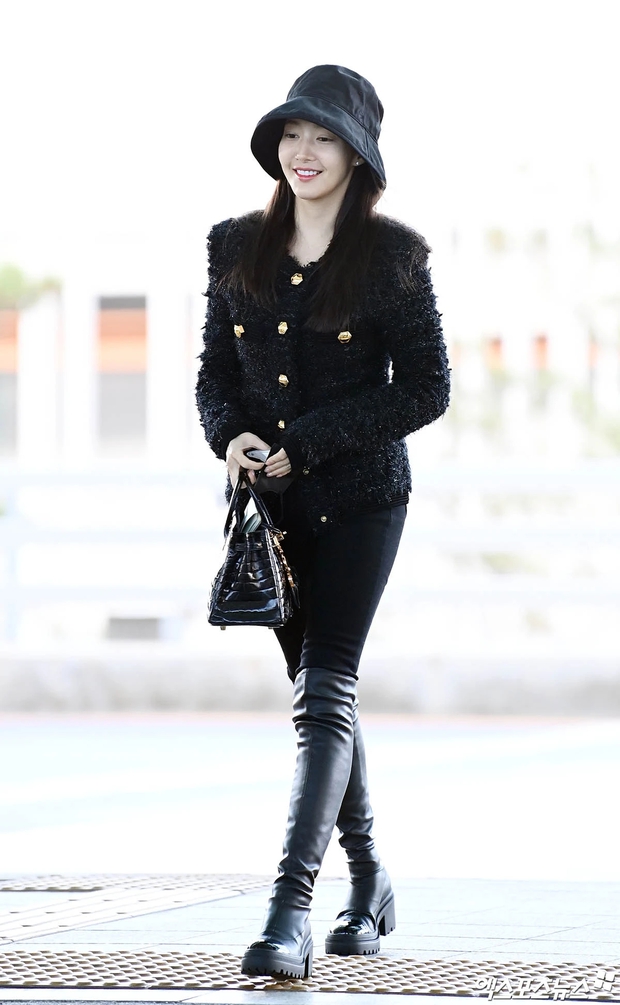 Dù diện một set đồ toàn tông màu đen, Park Min Young vẫn rất nổi bật. Tâm điểm của bộ trang phục là mẫu áo khoác lông sang chảnh và sành điệu. Park Min Young còn tăng thêm nét ngọt ngào cho outfit bằng một chiếc mũ bucket. Chưa hết, việc kết hợp quần skinny đen với boots cao cổ đã giúp kéo chân dài miên man, chị em nên học hỏi bí kíp này của Park Min Young.