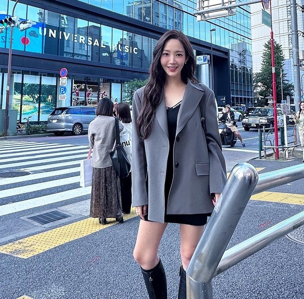 Áo blazer và váy ngắn mang tông màu đen đã tạo nên bộ trang phục đầy thanh lịch, nữ tính. Tông màu trung tính của set đồ cũng là bảo chứng cho vẻ ngoài sang trọng. Để bộ trang phục trông nổi bật hơn, đôi boots cao cổ chính là mảnh ghép hoàn hảo.