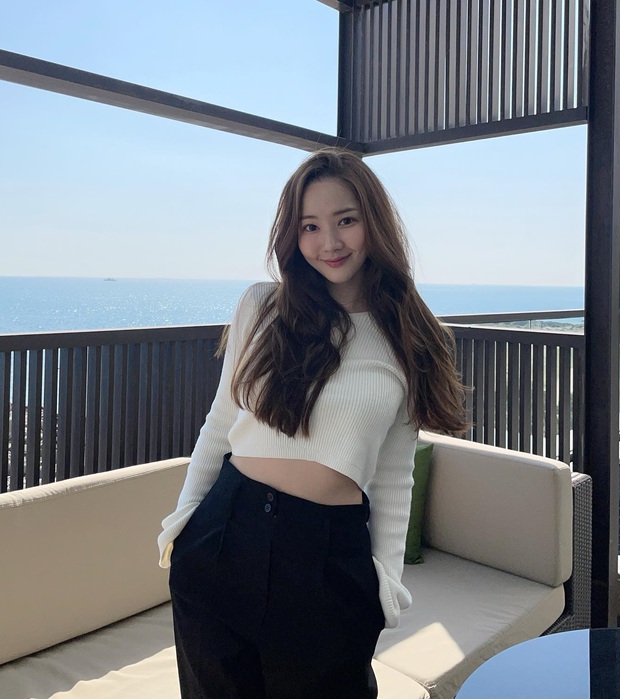 Những lúc không muốn phối đồ cầu kỳ, chị em hãy tham khảo công thức áo len trắng và quần đen của Park Min Young. Công thức này tuy đơn giản nhưng vẫn rất trẻ trung, sành điệu và ghi điểm tinh tế. Thiết kế áo dáng lửng còn cho hiệu quả kéo chân dài và 