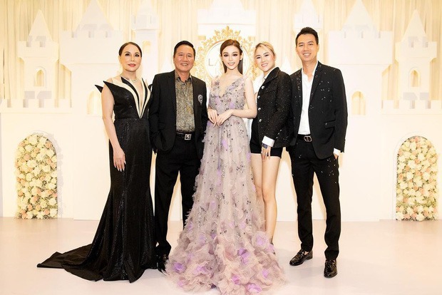 Huyền Baby cùng gia đình Quang Huy (ngoài cùng bên phải). Mẹ chồng và bố chồng cô lần lượt đứng ngoài từ trái sang. Nàng dâu hào môn cũng luôn nhận được sự ủng hộ về vật chất lẫn tinh thần của ba mẹ chồng