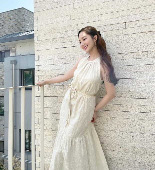 Mẫu váy trắng nhấn eo mang đến sự trẻ trung và yêu kiều cho Park Min Young. Nữ diễn viên còn gợi ý cho chị em kiểu tóc rất cuốn hút và sang trọng khi diện váy, đó là tóc buộc nửa, uốn xoăn đuôi. Một đôi khuyên tai dáng mảnh sẽ tăng vẻ long lanh cho bộ trang phục nhưng vẫn đảm bảo sự tinh tế.