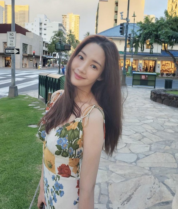 Park Min Young chọn diện một chiếc váy hai dây họa tiết hoa. Món thời trang này ghi điểm ở sự nữ tính, giúp vẻ ngoài của người diện thêm nổi bật, ngọt ngào. Chiếc váy vốn rất nổi bật nên Park Min Young đã tối giản hóa phụ kiện. Các mẫu giày phù hợp với váy hoa bao gồm sandal quai mảnh, giày búp bê đơn giản hoặc giày mule.