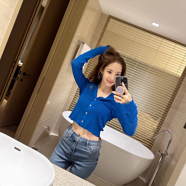 Park Min Young gợi ý cho các nàng công thức trẻ trung, năng động, đó là áo cardigan màu xanh đậm kết hợp với quần jeans xanh. Không chỉ nhân đôi hiệu quả 