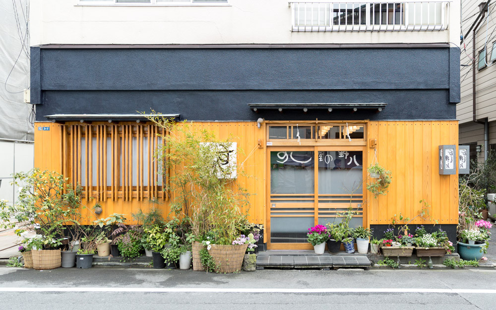 Tọa lạc tại Asakusa, một khu vực yên tĩnh của Tokyo, Sushiya no Nohachi sẽ là điểm đến cho những ai muốn thưởng thức những miếng sushi nhỏ nhất, đáng yêu nhất trên thế giới.