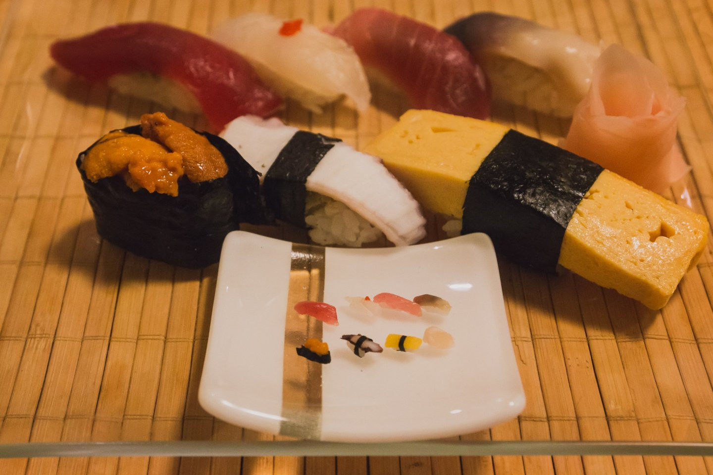 Điều thú vị là thực khách không thể gọi riêng phần sushi siêu nhỏ này ở Sushiya no Nohachi. Nó được phục vụ miễn phí theo kèm một đơn sushi cỡ thường, có giá khoảng 50 USD. Nhiều người cho rằng, những 'hạt gạo' sushi chính là 'chiêu thức' quảng cáo vô cùng hiệu quả của nhà hàng Sushiya no Nohachi.
