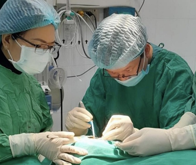 Bác sĩ phẫu thuật cho bệnh nhân. Ảnh: BVCC. 