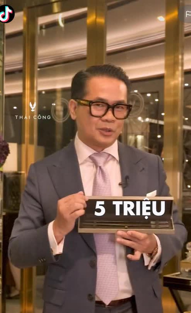 Đôi đũa chạm bạc 5 triệu đồng, đồ đựng nước chấm 7 triệu đồng. Ảnh chụp màn hình.