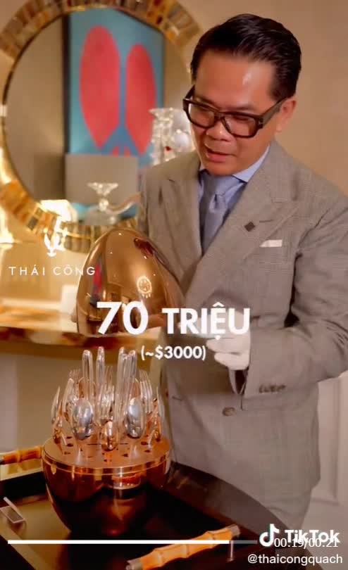 Quả trứng bằng vàng đến từ thương hiệu Christofle dùng để đựng đũa, dĩa bên trong, giá trị 70 triệu đồng. Ảnh chụp màn hình