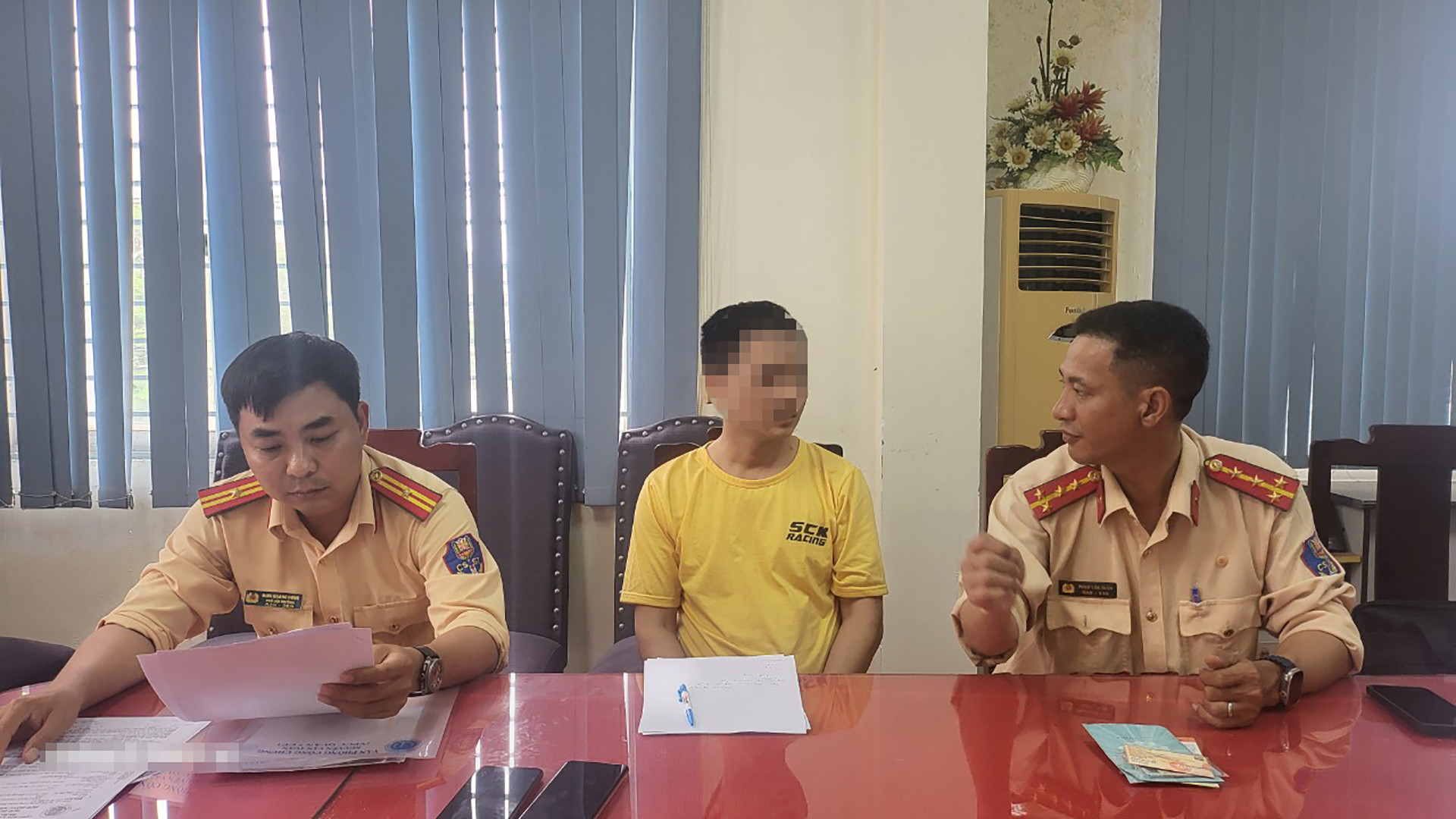 Tài xế B. đã thừa nhận hành vi của mình khi làm việc tại cơ quan công an (Ảnh: CACC)