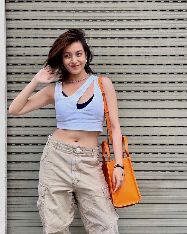 Cô sở hữu vòng một khiêm tốn, vòng eo gấp nếp nhưng vẫn nhận được vô vàn lời khen ngợi từ người hâm mộ.