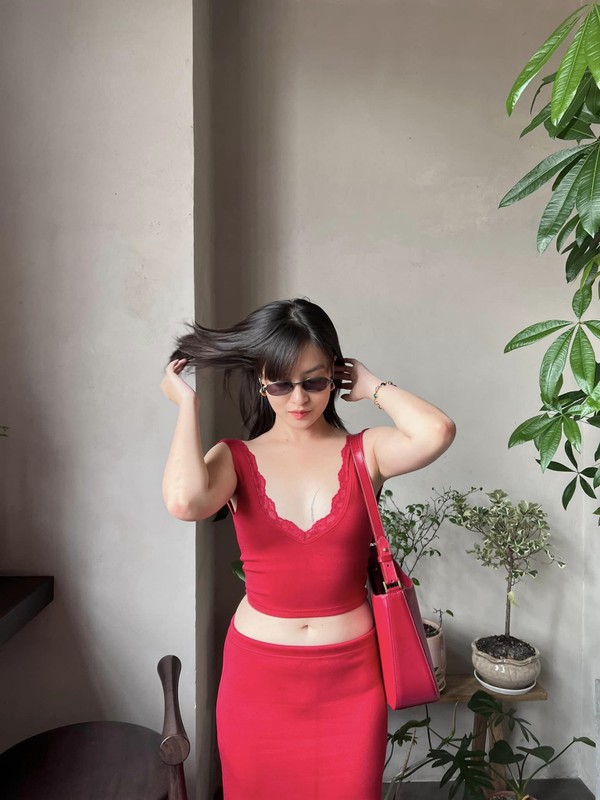 Mới đây, hot girl Mắt Biếc xuất hiện với combo thời trang màu đỏ. Thiết kế dáng đơn giản với chiếc chân váy dài, hơi ôm khoe đường cong nữ tính.