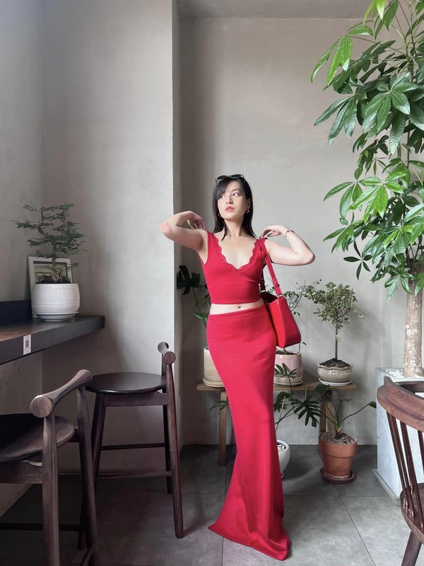 Khoảng hở vòng eo của thiết kế này được Nguyễn Lâm Thảo Tâm khoe triệt để, tôn lên vóc dáng mê mẩn.