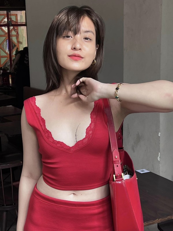 Bên dưới bài đăng, nhiều người đặt câu hỏi và tỏ ra thích thú rằng có phải nữ diễn viên đã xăm hình lên ngực. Không để người hâm mộ phải 