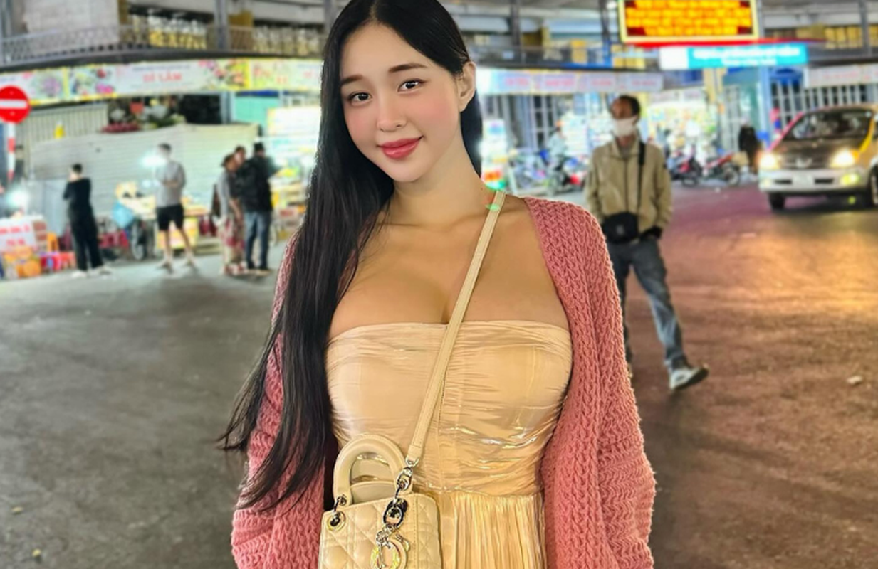 Trong đó, những mấu váy bó sát body, tôn vòng 1 và đường cong nóng bỏng được Ngọc Thảo yêu thích hơn cả.