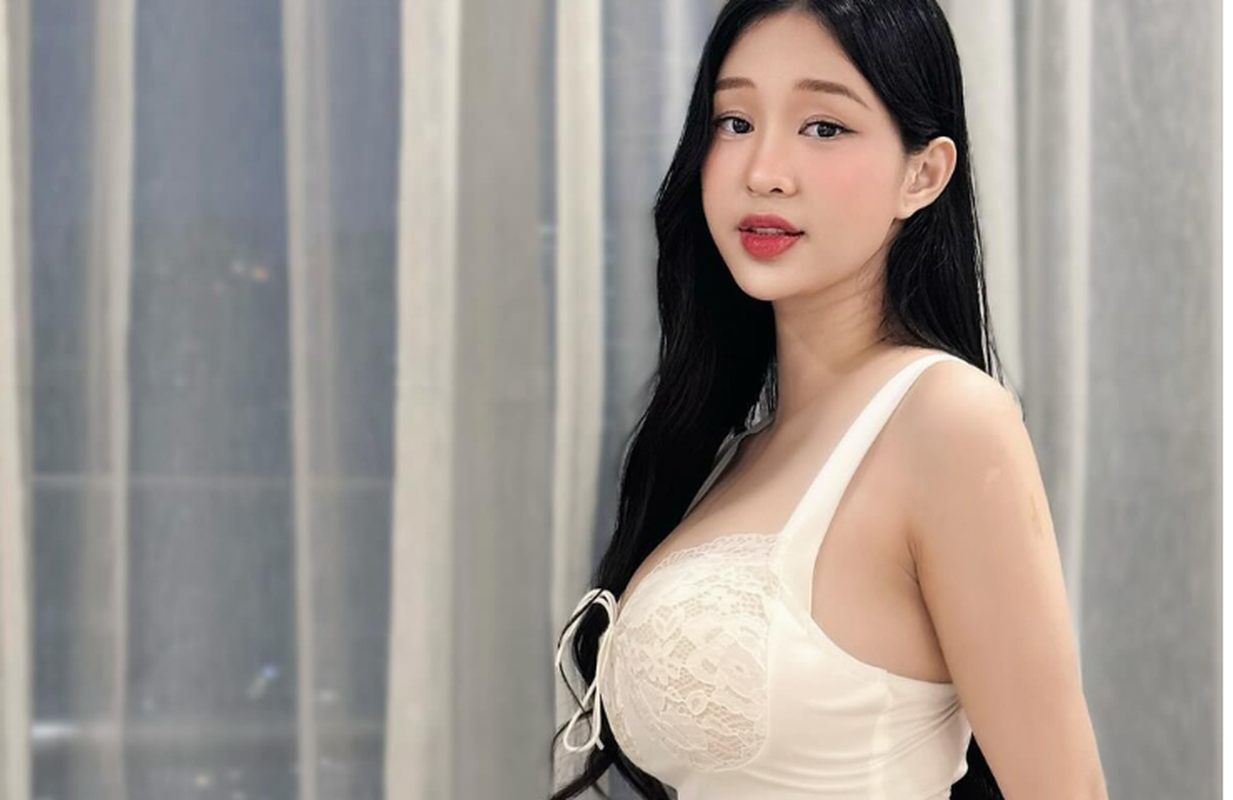 Theo dõi trang cá nhân của Ngọc Thảo, cô nàng thường xuyên khoe trọn đường cong hình chữ S trong mẫu đầm ôm sát body.