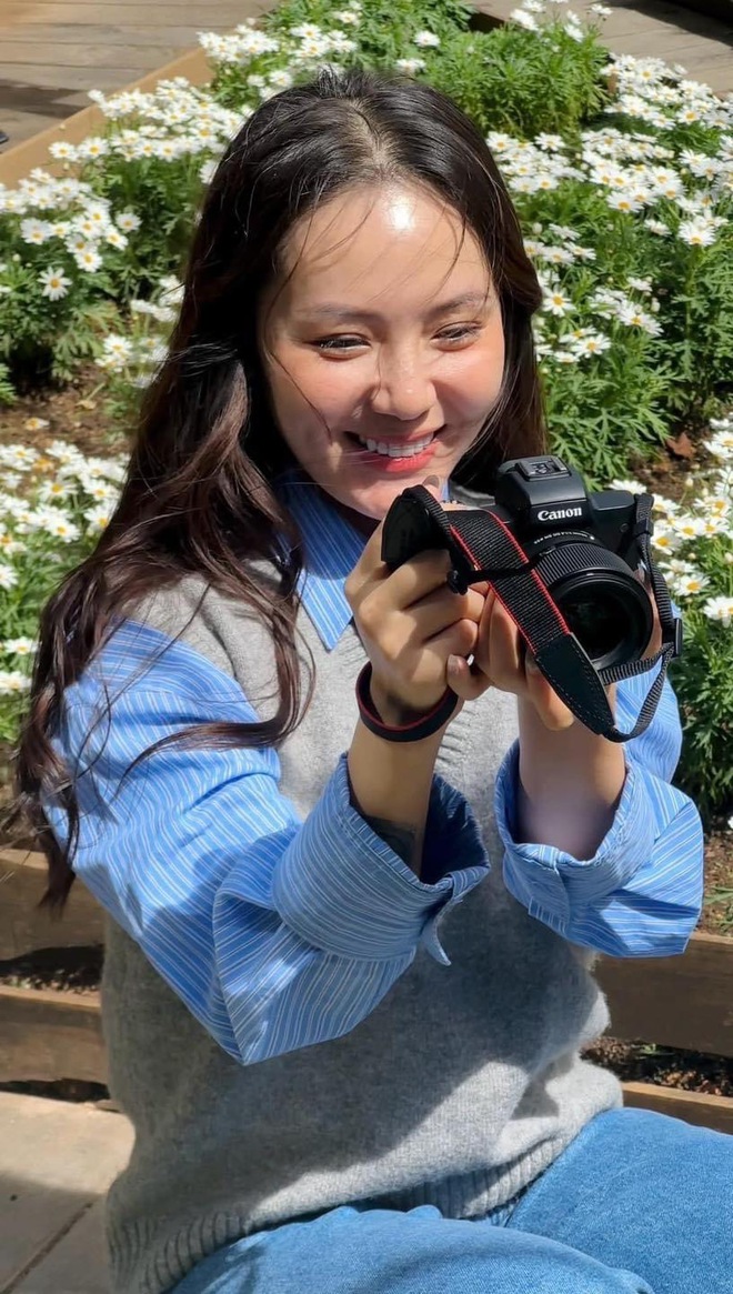 Phương Linh ghi điểm với visual rạng rỡ, tươi tắn như gái đôi mươi trong mọi khung hình. Dù đã ở độ tuổi 40 nhưng có thể thấy, nữ ca sĩ vẫn sở hữu làn da hồng hào, căng bóng vạn người mê, chỉ cần trang điểm nhẹ nhàng cũng đủ xinh ngất ngây. Bên cạnh đó, phong cách thời trang 