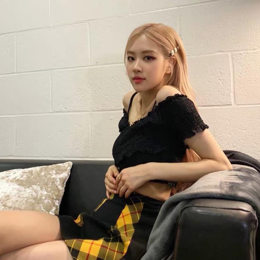 Các chị em miền Nam cũng có thể lựa chọn áo trễ vai để diện trong mùa Tết năm nay. Tuy nhiên, nàng nên ưu tiên những chiếc áo tay ngắn và được làm từ các chất liệu mỏng fể tạo cảm giác thoải mái và phù hợp với thời tiết