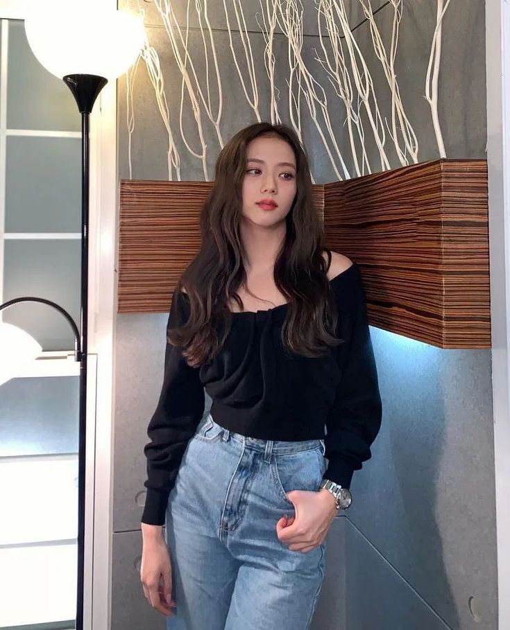 ''Chị cả'' Jisoo thì mê mệt áo len trễ vai tông đen. Ngoài phom áo basic thông thường, nữ idol còn sắm thêm mẫu áo có dây cực điệu đà. Các chị em có thể học Jisoo phối item này với quần jeans hoặc những chiếc chân váy xòe duyên dáng, bánh bèo.