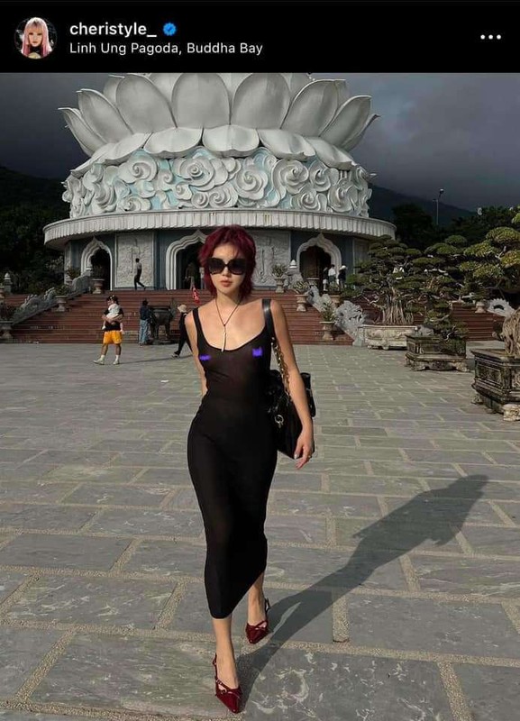 Được biết những bức ảnh này chụp trong chuyến du lịch của cô tại ngôi chùa Linh Ứng - Đà Nẵng, ngay sau đó nhiều người Việt Nam cũng như quốc tế đã để lại nhiều bình luận trái chiều cho bộ cánh của cô.