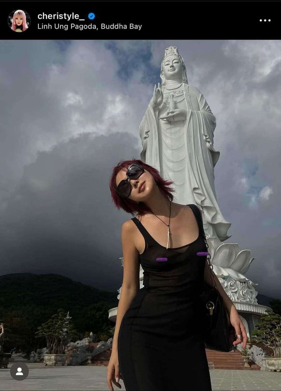 Xét về yếu tố thời trang, bộ cánh rất đẹp, hợp xu hướng và góc chụp ảnh cũng không có điểm chê, song nếu nhìn nhận về khía cạnh 